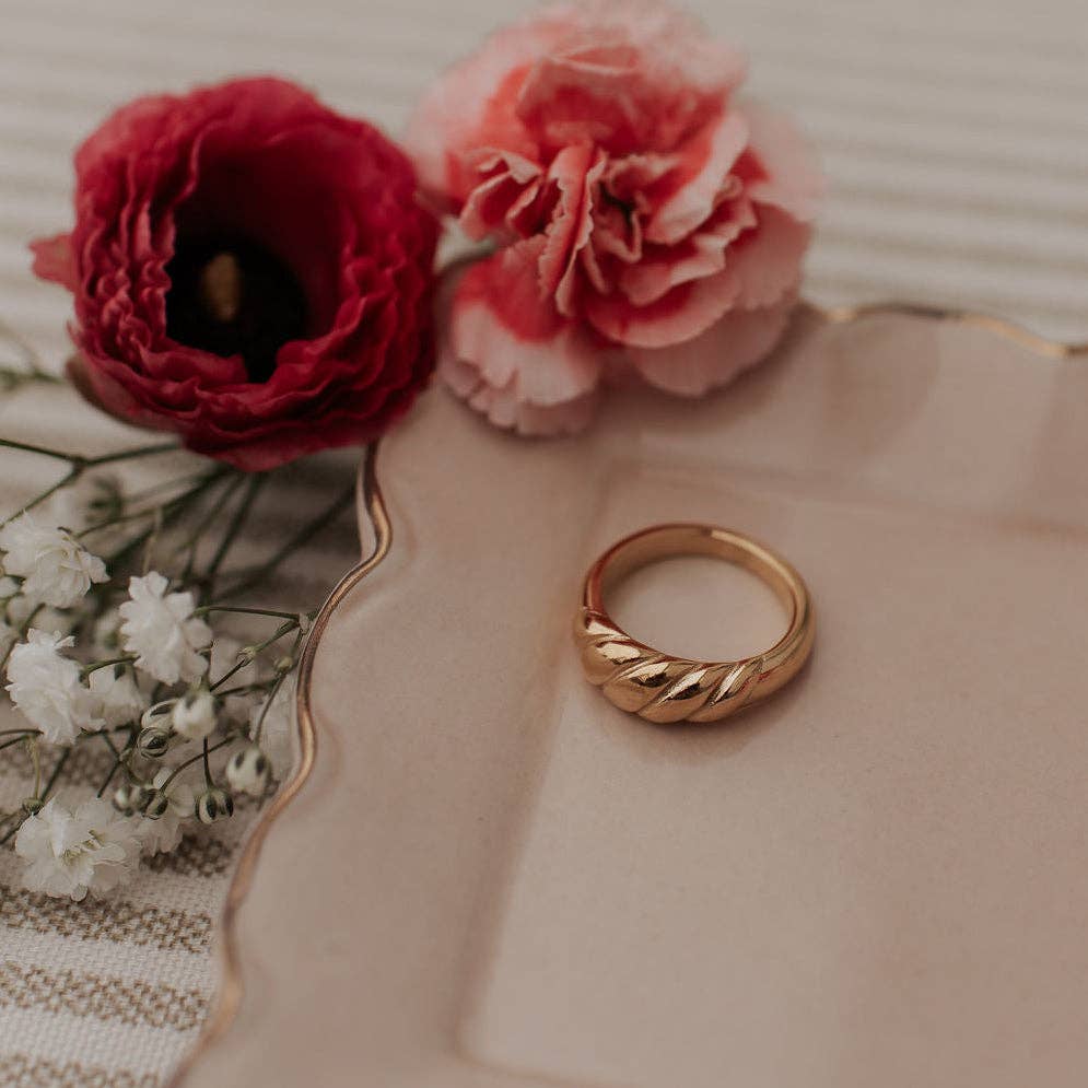 Wren Twist Ring