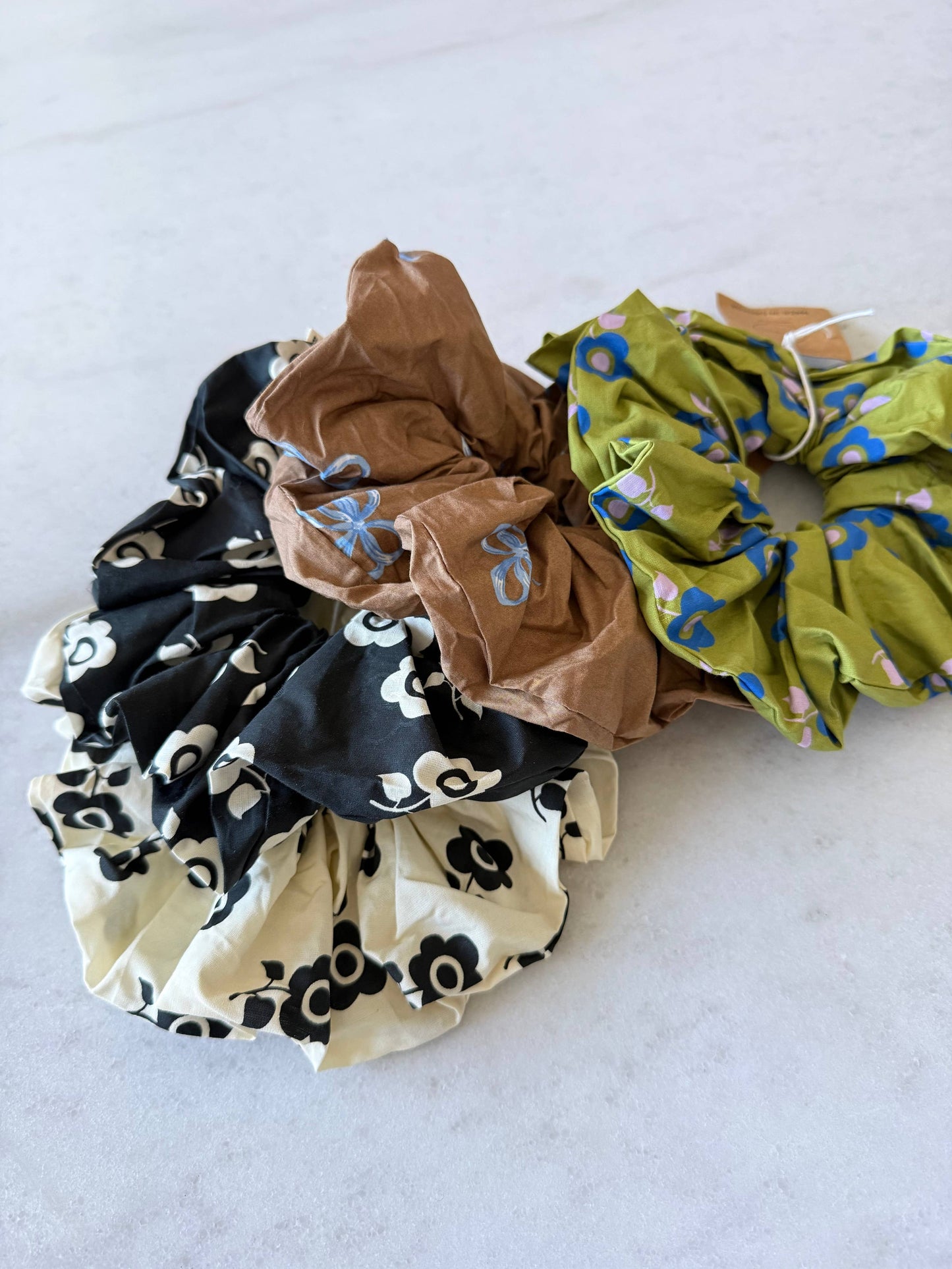 RETRO BLOOM SCRUNCHIE