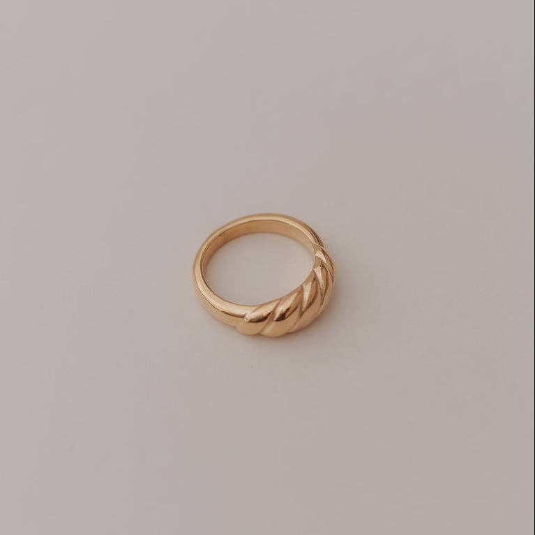 Wren Twist Ring